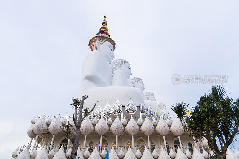 白色的大佛像在冬天的Pha Sorn Kaew从后面看到位于泰国的pechabun省